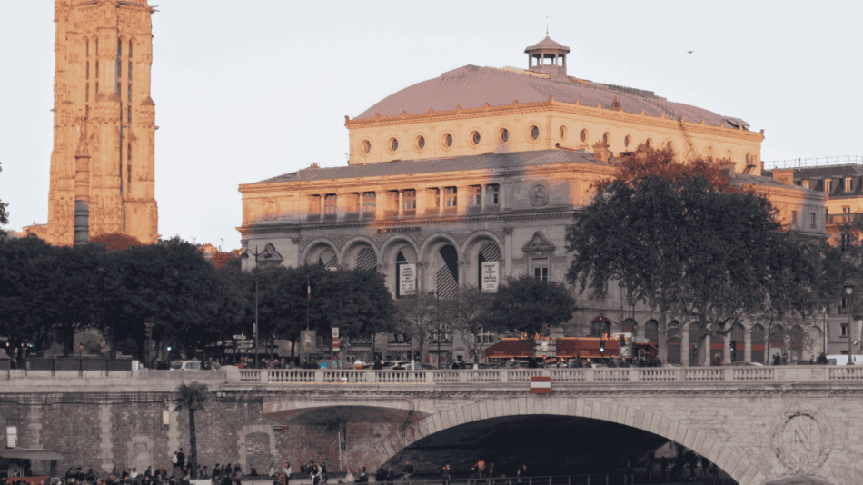 Vue sur Paris et le théâtre du Châtelet.